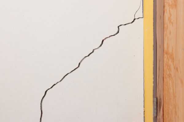 fixing cracked walls with plaster